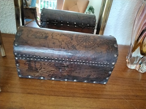 Coffre ancien clouté bombé - ,
