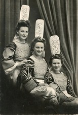 *21168 cpsm Folklore - Queen and her bridesmaids