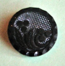 BOUTON ANCIEN , Vers  1920, 26 mm , Verre lustré noir, Fleurs en épais relief