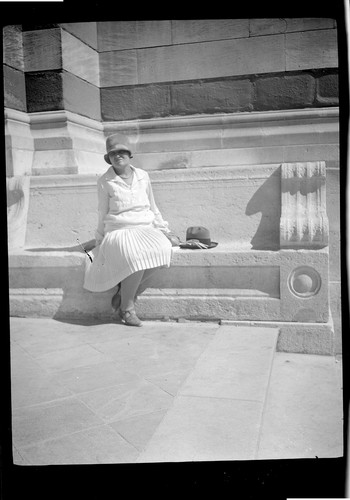Portrait femme assise sur - , banc