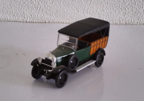 Voiture universal - 1/43,