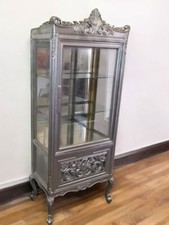 Une grande vitrine argenté style Louis XV en bois d'hêtre avec miroir et motifs