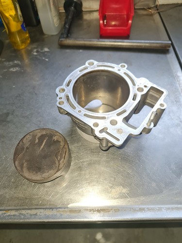 Cylindre piston - +,