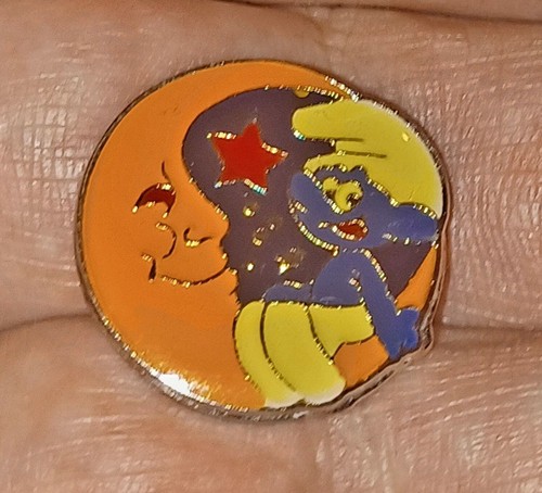 Pin rond tres ancien - pin's,