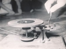 1949 PHONOGRAPH - disc one of the first devices - NV 871