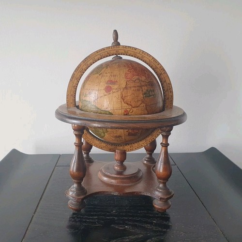 Globe terrestre tournant sur - tournant,