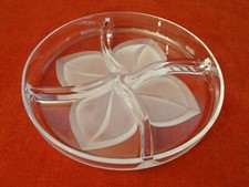 Plateau en verre    serviteur à compartiments     apéritif , crudités ........