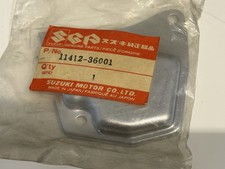 UN CACHE COUVERCLE DE POMPE A