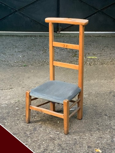 Ancienne petite chaise prie