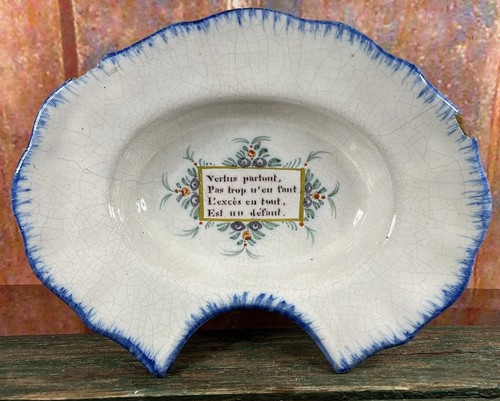 Plat barbe faïence - à,