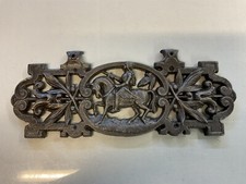 Jeanne d’Arc, grille ornementale de soupirail en fonte,Violet Le Duc,vers 1860