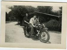 PHOTO SNAPSHOT vers 1940, l’homme à la moto mobylette motocycle ancienne