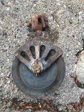 ancienne poulie en métal