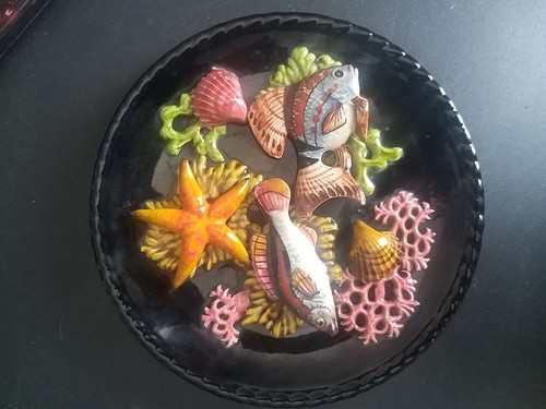 Assiette noire barbotine - assiette,