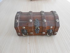 Beau petit coffre à bijoux en bois intérieur feutrine , système de fermeture