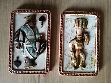  Deux Grès décoratifs Guerin à Bouffioulx carte à jouer et Gilles de Binche