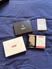 Briquet Supreme Zippo à chaîne en argent.