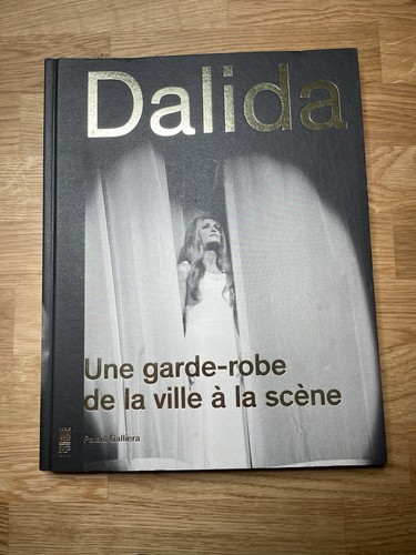 Dalida une garde - garde-robe, de