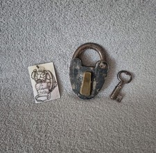 Ancien cadenas en métal 1