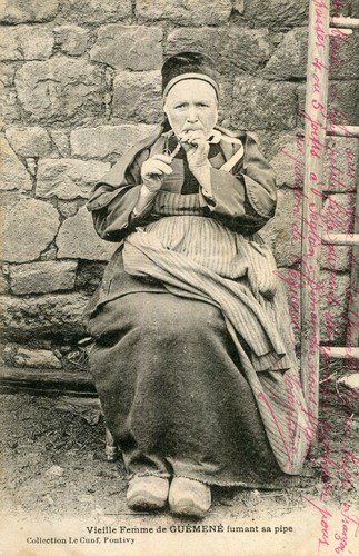 Vieille femme guemene sur - vieille, de