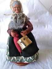 Santon de Provence " la vieille femme au parapluie et chauffe lit "