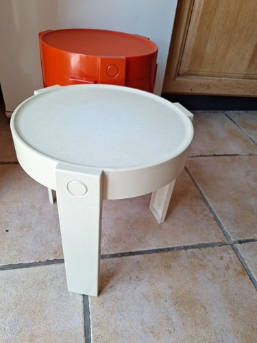 Une petite table - petite, d