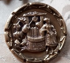 LARGE 19TH CENTURY BRASS HISTORIAN BUTTON DIAMETER 4.4 CM