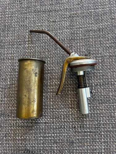 Ancienne pompe huile - a,