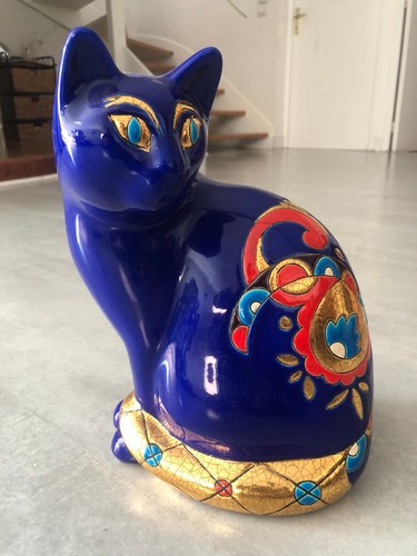 Chat grand modèle - grand, en