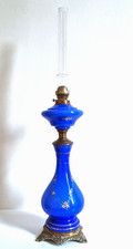 Grande lampe à pétrole en bronze, laiton et opaline d'époque XIXème vers 1880.