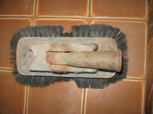 Ancien balai cireuse fonte - ancien,
