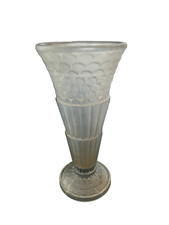 ancien vase en verre moulé