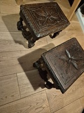 Lot de 2 bancs en bois gravé