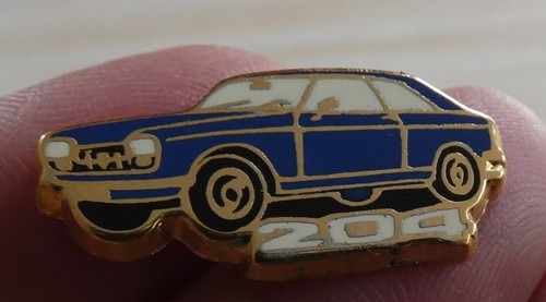 Pin voiture peugeot 204 - pin's,