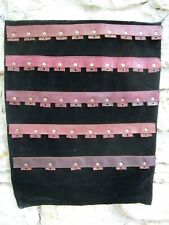 Présentoir à bijoux ancien (à suspendre): années 1950, tissu velours et cuir.