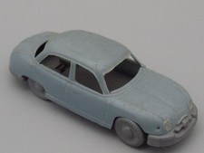 Voiture Panhard Dyna grise -