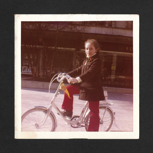 Fille fière vélo blanc