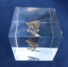 Vintage Rare petit presse-papiers inclusion résine Planche à voile.  C2