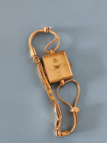 Montre ancienne femme rétro