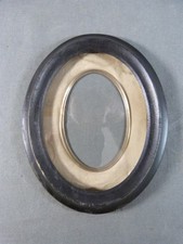 CADRE OVALE EN BOIS NOIRCI -