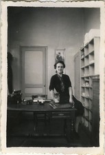 ANTIQUE PHOTO - VINTAGE SNAPSHOT - WOMAN OFFICE SECRETARY WORK - WORK WOMAN