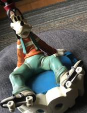 Disney Goofy on Rollerskates Statue Figure - Demons & Merveilles - Hand Painted