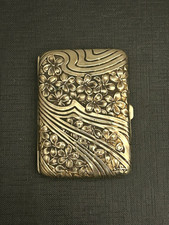 Etui  cigarettes en métal blanc à décor floral embouti art nouveau.