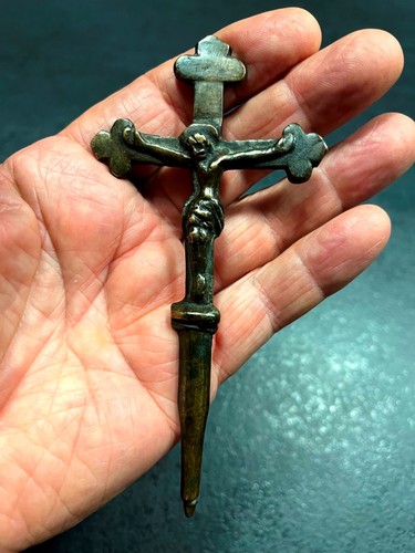 Rare petit crucifix - en, airain