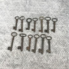 Lot de 13 Anciennes Clés