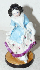 FEMME EN REVERENCE FIGURINE EN PORCELAINE ANCIENNE