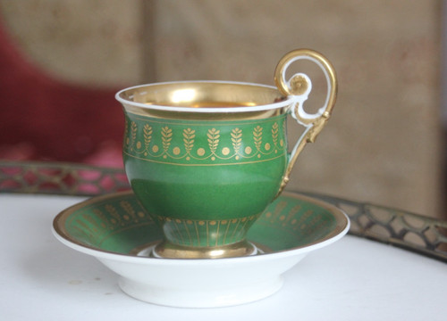 Tasse sous porcelaine - &,