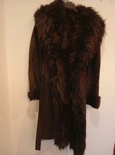 Manteau en fourrure de chez Yves Salomon Paris avec son sac de protection