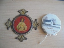 TOLE LITHO CROIX CHRIST FIN XIXème DEBUT XXème + SUEDINE RELIQUAIRE AVEC 3 OBJET