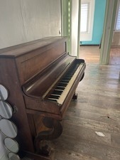 Piano droit ancien en bois